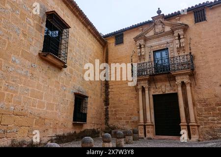 Fassade des Palacio de Salvatierra in Ronda, Provinz Malaga, Spanien. Der Palast wurde 1485 von Don Vasco Martin de Salvatierra eingenommen und ist bis heute Wohnsitz der Familie. Stockfoto