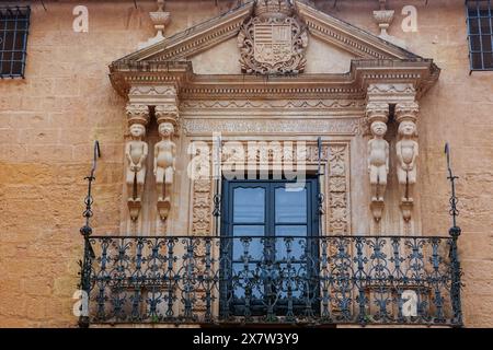 Inka-Figuren zieren die Fassade des Palacio de Salvatierra in Ronda, Provinz Malaga, Spanien. Der Palast wurde 1485 von Don Vasco Martin de Salvatierra eingenommen und ist bis heute Wohnsitz der Familie. Stockfoto