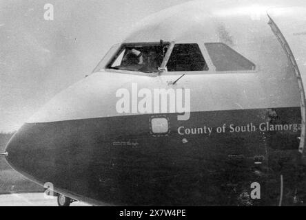 DIE BAC ONE-ELF-FLUGZEUGE AUF DEM ASPHALT AM FLUGHAFEN EASTLEIGH, NACHDEM DAS COCKPIT AUF DEM WEG NACH MAKLAGA EXPLODIERTE. DER PILOT CAPTAIN JIM LANCASTER WURDE FAST AUS DEM FLUGZEUG GESAUGT, 1990 PIC MIKE WALKER 1990 Stockfoto