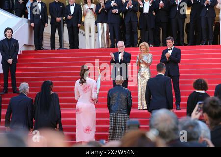 Cannes, Frankreich, 21. Mai 2024. Liana Rupert trug die olympische Fackel mit französischen Athleten auf dem roten Teppich bei den 77. Filmfestspielen in Cannes, auf dem Weg nach Paris zu den Olympischen Sommerspielen. Quelle: Doreen Kennedy/Alamy Live News. Stockfoto