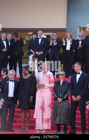 Cannes, Frankreich, 21. Mai 2024. Liana Rupert trug die olympische Fackel mit französischen Athleten auf dem roten Teppich bei den 77. Filmfestspielen in Cannes, auf dem Weg nach Paris zu den Olympischen Sommerspielen. Quelle: Doreen Kennedy/Alamy Live News. Stockfoto
