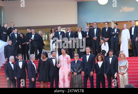 Cannes, Frankreich, 21. Mai 2024. Liana Rupert trug die olympische Fackel mit französischen Athleten auf dem roten Teppich bei den 77. Filmfestspielen in Cannes, auf dem Weg nach Paris zu den Olympischen Sommerspielen. Quelle: Doreen Kennedy/Alamy Live News. Stockfoto