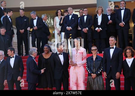 Cannes, Frankreich, 21. Mai 2024. Liana Rupert trug die olympische Fackel mit französischen Athleten auf dem roten Teppich bei den 77. Filmfestspielen in Cannes, auf dem Weg nach Paris zu den Olympischen Sommerspielen. Quelle: Doreen Kennedy/Alamy Live News. Stockfoto