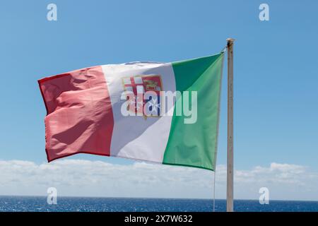Windgepeitschte Flagge der italienischen Marine Marina Militare. Stockfoto