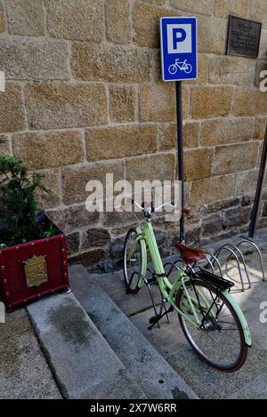 Fahren Sie mit dem Fahrrad auf dem Hauptplatz von Ourense, Spanien Stockfoto