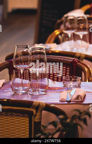 Nizza, Frankreich - 29.09.2022 : Tisch abends in einem Restaurant gedeckt Stockfoto