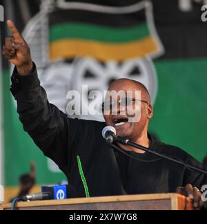 9. November 2008 , Langa, Kapstadt - ANC - Afrikanischer Nationalkongress - Anführer Jacob Zuma sprach bei einer Rallye im Langa-Stadion in Kapstadt am 9. November 2008. Massen versammelten sich, um Zuma zu unterstützen, der einen seiner charakteristischen Tanzschritte macht Foto: Eric Miller / african.Pictures Stockfoto