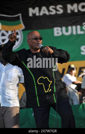 9. November 2008 , Langa, Kapstadt - ANC - Afrikanischer Nationalkongress - Anführer Jacob Zuma sprach bei einer Rallye im Langa-Stadion in Kapstadt am 9. November 2008. Massen versammelten sich, um Zuma zu unterstützen, der einen seiner charakteristischen Tanzschritte macht Foto: Eric Miller / african.Pictures Stockfoto