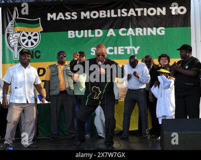 9. November 2008 , Langa, Kapstadt - ANC - Afrikanischer Nationalkongress - Anführer Jacob Zuma sprach bei einer Rallye im Langa-Stadion in Kapstadt am 9. November 2008. Massen versammelten sich, um Zuma zu unterstützen, der einen seiner charakteristischen Tanzschritte macht Foto: Eric Miller / african.Pictures Stockfoto