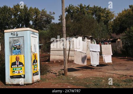 3. Mai 2014: Die Wahlplakate des ANC und der da auf einer Toilette in den Hütten und Hängewaschen in Protea South, Soweto, vor den Wahlen in Südafrika im Mai 2014. Foto: Jonathan Katzenellenbogen / african.Pictures Stockfoto