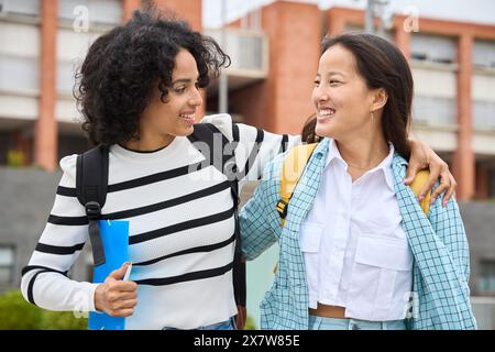 Asiatische und lateinische Studenten außerhalb der Universität Stockfoto