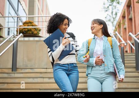Zwei junge Studenten gehen eine Treppe hinauf Stockfoto