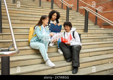 Gruppe multiethnischer Studenten, die Notizen teilen Stockfoto