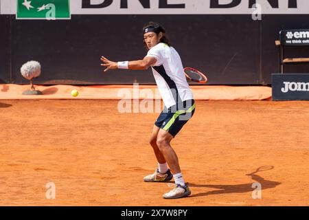 Rom, Italien. Mai 2024. Zhizhen Zhang aus der Volksrepublik China spielt gegen Alejandro Tabilo (nicht im Blick) gegen Chile während des Viertelfinales der Männer-Einzel-Spiele am 10. Tag des Internazionali BNL D’Italia 2024 im Foro Italico in Rom. (Credit Image: © Stefano Costantino/SOPA Images via ZUMA Press Wire) NUR REDAKTIONELLE VERWENDUNG! Nicht für kommerzielle ZWECKE! Stockfoto