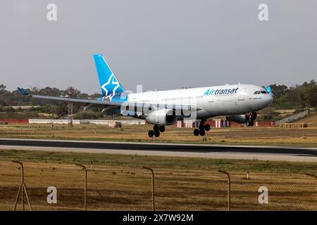 Air Transat Airbus A330-243 (REG: C-GUBT) kommt aus Kanada zur Wartung an. Stockfoto