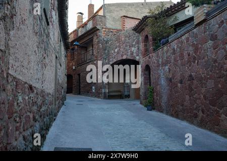 Enge Straße in der touristischen Stadt Prades, Tarragona, Spanien Stockfoto