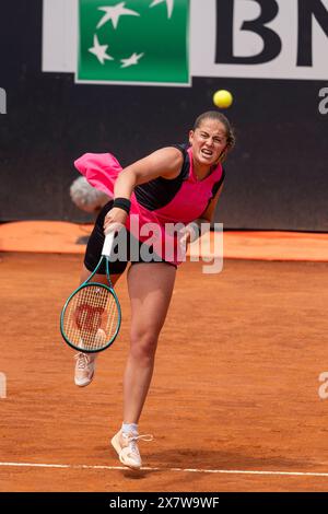 Jelena Ostapenko aus Lettland spielt gegen Aryna Sabalenka (nicht in Sicht) während des Viertelfinales der Frauen-Singles am 10. Tag des Internazionali BNL D’Italia 2024 im Foro Italico in Rom. Stockfoto