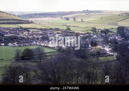 Archivfoto von Cerne Abbas aus den 1970er Jahren in Dorset, vom Giant Hill aus gesehen. Stockfoto