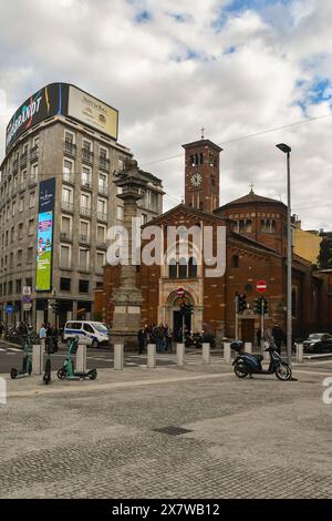 Kirche San Babila im romanischen Stil und die Löwensäule, in der Vergangenheit ein Symbol des mittelalterlichen Orientalischen Tors, Piazza San Babila, Mailand, Italien Stockfoto