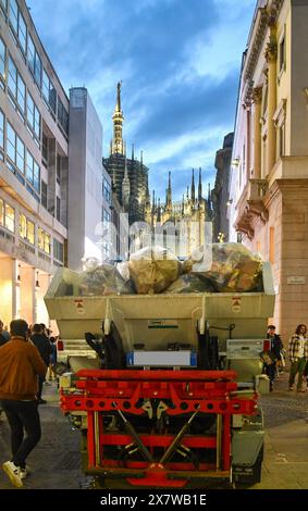 Müllfahrzeug im Stadtzentrum mit dem Mailänder Dom im Hintergrund am Abend, Mailand, Lombardei, Italien Stockfoto