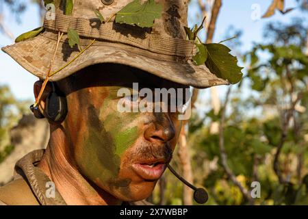 13. Mai 2024 - Mount Bundey Training Area, Northern Territory, Australien - U.S. Marine Corps Staff Sergeant Logan Baker, ein Zug Sergeant bei Fox Company, 2. Bataillon, 5. Marine Regiment (verstärkt), Marine Rotational Force ''“ Darwin 24.3, beobachtet seine Marines während einer Übung auf Firmenebene im Mount Bundey Training Area, NT, Australien, 13. Mai 2024. Die Übung bereitete Marines für zukünftige Übungen und Operationen vor, indem sie offensiv- und defensiv-Trainingsszenarien in einer strengen Trainingsumgebung durchführten, um Taktiken, Techniken und Verfahren zu verbessern. Baker stammt aus Kentucky Stockfoto