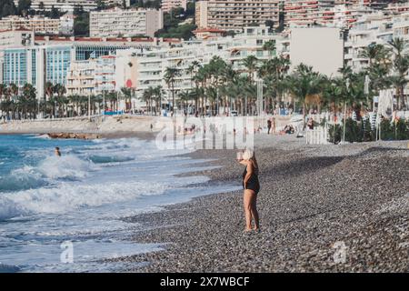 Nizza, Frankreich - 29.09.2022 : eine ältere Dame macht sich morgens auf das Schwimmen im Meer vorbereitet Stockfoto