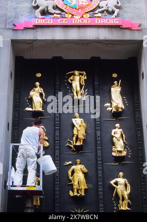 Rockefeller Center Arbeiter poliert Bas Relief Goldfigur. Midtown Manhattan New York City, Arbeiter, Instandhaltung eines Wahrzeichens im Art déco-Gebäude USA Stockfoto