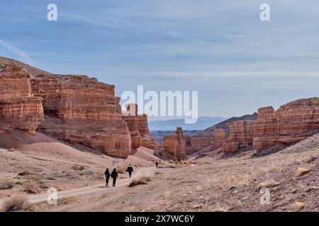 Almaty, Kasachstan - 19. März 2024: Menschen wandern entlang der Talstraße der Schlösser Schlucht, Nationalpark Charyn Canyon in Kasachstan. Natürliches monu Stockfoto