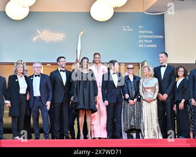 Cannes, Frankreich. Mai 2024. Cannes, 77. Cannes Film Festival 2024, Achter Abend - Roter Teppich Film “Marcello Mio” - auf dem Foto: Die Olympische Fackel für Paris 2024 kommt auf dem Roten Teppich Credit: Independent Photo Agency/Alamy Live News Stockfoto