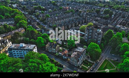 Blick aus der Vogelperspektive auf ein Wohnviertel mit Häusern, Apartmentgebäuden und üppigen grünen Bäumen. Das Bild zeigt eine Mischung aus URBAN und natura Stockfoto