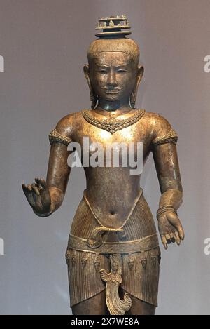 Bangkok, Thailand. Mai 2024. Eine 900 Jahre alte Bronzestatue des hinduistischen Gottes Shiva, auch bekannt als „Golden Boy“, die während einer Repatriierungszeremonie im Nationalmuseum von Thailand ausgestellt wurde. 2 der alten Bronzestatuen, eine 900 Jahre alte Statue des hinduistischen Gottes Shiva, auch bekannt als „Golden Boy“ und „kniende Frau“, wurden von den Vereinigten Staaten nach Thailand zurückgebracht, nachdem sie 1975 illegal aus Thailand geschmuggelt wurden. (Foto: Peerapon Boonyakiat/SOPA Image/SIPA USA) Credit: SIPA USA/Alamy Live News Stockfoto