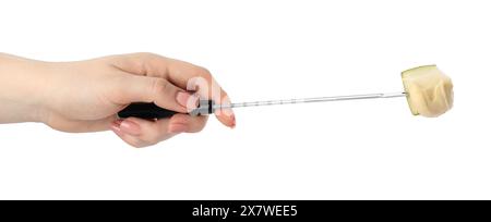 Leckeres Fondue. Frau, die Gabel mit Birnenstück und geschmolzenem Käse auf weißem Hintergrund hält, Nahaufnahme Stockfoto