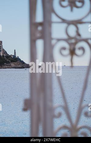 Wunderschönes Metallgitter des Strandes in Nizza und Blick auf das mittelmeer durch es Stockfoto