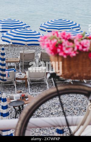 Nizza, Frankreich - 29.09.2022 : Fahrrad mit einem Blumenkorb in der Nähe des Strandes in Nizza, teilweise außer Fokus Stockfoto