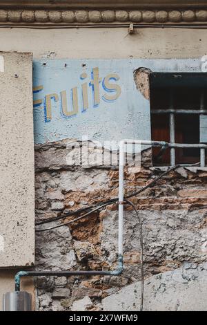 Die Mauer eines Gebäudes im alten Nizza - teilweise eingestürzt, aber Sie können die Inschrift „Früchte“ sehen Stockfoto