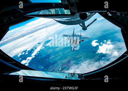 Columbus, Ohio, USA. Mai 2024. Ein F-15E Strike Eagle mit dem 4th Fighter Wing nähert sich einem KC-135 Stratotanker vom 121st Air Taneling Wing, der am 7. Mai 2024 über dem Himmel von North Carolina betankt werden soll. Die F-15E ist ein zweiseitiger Kampfflugzeug, der für Luft- und Luft-Boden-Missionen mit einer Reihe von Avionik- und Elektroniksystemen entwickelt wurde, die es ihm ermöglichen, in niedrigen Höhen, Tag und Nacht und bei jedem Wetter zu kämpfen. (Kreditbild: © Ivy Thomas/U.S. National Guard/ZUMA Press Wire) NUR REDAKTIONELLE VERWENDUNG! Nicht für kommerzielle ZWECKE! Stockfoto