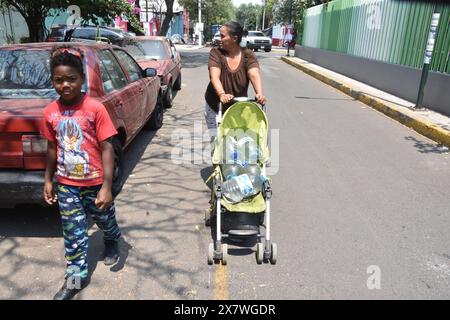 Migranten aus dem Lager im Misterios-Viertel in Mexiko-Stadt gehen täglich auf Wasser. Stockfoto