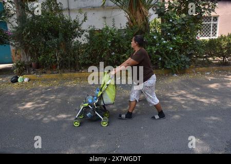 Migranten aus dem Lager im Misterios-Viertel in Mexiko-Stadt gehen täglich auf Wasser. Stockfoto