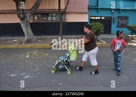 Migranten aus dem Lager im Misterios-Viertel in Mexiko-Stadt gehen täglich auf Wasser. Stockfoto