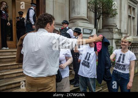 London, Großbritannien. Mai 2024. Unterstützer von Youth Demand feiern vor einem Birdcage Walk, nachdem sie von Sicherheitskräften entfernt wurden, nachdem eine Keynote von Shadow Foreign Secretary David Lammy über die Bekämpfung der Kleptokratie in Großbritannien für eine vom Institute for Public Policy Research (IPPR) veranstaltete Konferenz von Aktivisten aus unterbrochen worden war die Jugend fordert und stoppt die Verschmutzung der Politik und ein Protest war dann innerhalb des Veranstaltungsortes stattgefunden. Die Demonstranten, die "freies Palästina" gesungen hatten, erklärten, dass David Lammy von pro-israelischen Gruppen und Einzelpersonen finanziell unterstützt habe und forderten beide eine Stockfoto