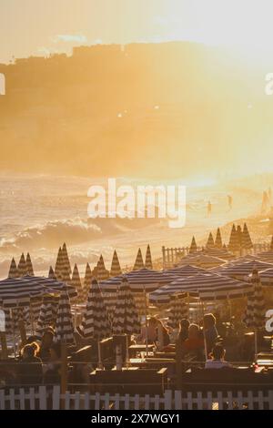 Nizza, Frankreich - 29.09.2022 : Strand in Nizza mit großen Wellen im Licht der untergehenden Sonne Stockfoto