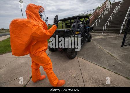 Atlantic City, New Jersey, USA. Mai 2024. Eric J. Boyer, links, unterstützt Sgt. Christopher Mejia, beide Vermessungsteams des 21. Weapons of Mass Destruction-Civil Support Teams der New Jersey National Guard, beim Parken während einer Trainingsübung im Surf Stadium in Atlantic City, New Jersey, am 14. Mai 2024. MVW-CST identifizieren chemische, biologische, radiologische und nukleare Stoffe; bewerten und beraten Zivilbehörden bei Maßnahmen zur Reaktion auf vom Menschen verursachte oder Naturkatastrophen. (Kreditbild: © Mark Olsen/USA National Guard/ZUMA Press Wire) NUR REDAKTIONELLE VERWENDUNG! Nicht für Stockfoto