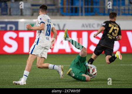 Lausanne, Schweiz. 21. Mai 2024: Rares Ilie (Angreifer) vom FC Lausanne-Sport #19 wurde von Justin Hammel (Torhüter) vom Grasshopper Club Zürich #71 während des FC Lausanne Sport gegen Grasshopper Club Zürich im Tuiliere Stadion in Lausanne gestoppt. Quelle: Patrick Dancel/Alamy Live News Stockfoto