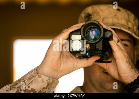 Twentynine Palms, Kalifornien, USA. April 2024. Dawson Caldwell, ein gemeinsamer Terminal-Angriffskontrolleur mit Bravo Company, 1st Battalion, 5th Marine Regiment, 1st Marine Division, untersucht die Optik eines Feuerkontrollsystems während eines kleinen unbemannten Luftsystem-Integrations- und Counter-sUAS-Kurses im Marine Corps Air-Ground Combat Center Twentynine Palms, Kalifornien, 26. April 2024. Der dreiwöchige Kurs lehrt Marines, wie man SUAS taktisch, offensiv und defensiv in einer lebendigen Umgebung einsetzt. Caldwell stammt aus Indiana. (Kreditbild: © Ezekieljay Correa/USA Stockfoto