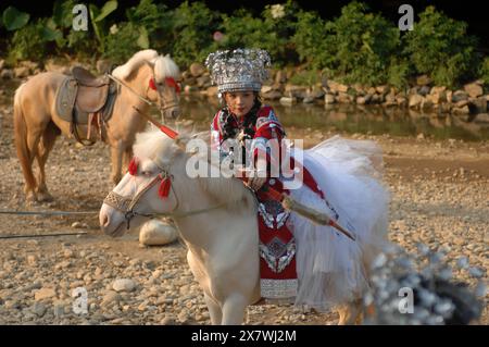 Touristen in traditioneller Kleidung der Hilltribe, Cat Cat Village, Sapa, Lao Cai, Vietnam. Stockfoto