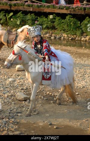 Touristen in traditioneller Kleidung der Hilltribe, Cat Cat Village, Sapa, Lao Cai, Vietnam. Stockfoto