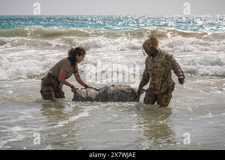 Schofield Barracks, Hawaii, USA. Mai 2024. Soldaten der US-Armee mit Bravo Company, 29. Brigade-Ingenieur-Bataillon, 3. Infanterie-Brigade-Combat-Team, 25. Infanterie-Division, verwenden Rucks, um im Wasser zu schweben, während des Trainings auf Ballows, Air Force Base, Hawaii, 1. Mai 2024. Szenariospezifisches Training erhöht die Bereitschaftsfähigkeiten und baut den Zusammenhalt mit den Soldaten im Indopazifik auf. (Kreditbild: © Mariah Aguilar/USA Army/ZUMA Press Wire) NUR REDAKTIONELLE VERWENDUNG! Nicht für kommerzielle ZWECKE! Stockfoto