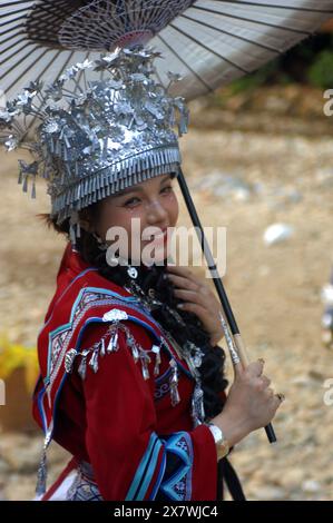 Touristen in traditioneller Kleidung der Hilltribe, Cat Cat Village, Sapa, Lao Cai, Vietnam. Stockfoto