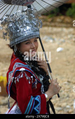 Touristen in traditioneller Kleidung der Hilltribe, Cat Cat Village, Sapa, Lao Cai, Vietnam. Stockfoto