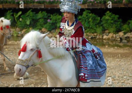 Touristen in traditioneller Kleidung der Hilltribe, Cat Cat Village, Sapa, Lao Cai, Vietnam. Stockfoto